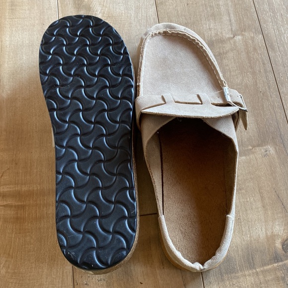 Shoes 11 - Picture 5 of 5